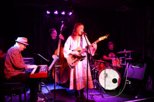 Hannah Schmidli and band [Rob on keys, Grant on double bass & John on drums] playing live at The Paris Cat.